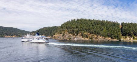 Foto de Isla Galiano, Columbia Británica, Canadá - 23 de julio de 2023: BC Ferries Barco en el Océano Pacífico durante el día nublado de verano. - Imagen libre de derechos