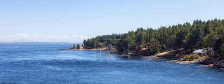 Foto de Canadian Landscape by the ocean and mountains. Summer Season. Gulf Islands near Vancouver Island, British Columbia, Canada. Canadian Landscape. - Imagen libre de derechos