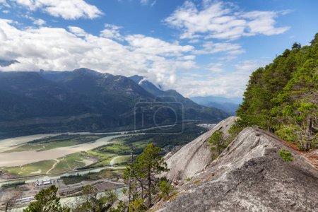 Téléchargez les photos : Mountain Landscape in Canadian Nature. Chief Mountain à Squamish, C.-B., Canada. Aventure Contexte - en image libre de droit