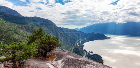 Téléchargez les photos : Mountain Landscape in Canadian Nature. Chief Mountain à Squamish, C.-B., Canada. Aventure Contexte - en image libre de droit