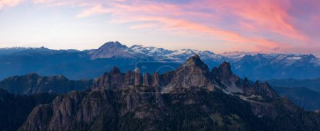 Téléchargez les photos : Paysage montagnard canadien Nature Contexte. Panorama aérien. Squamish, Colombie-Britannique, Canada. - en image libre de droit