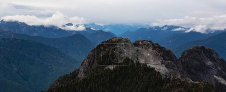 Foto de Canadian Mountain Landscape Nature Background (en inglés). Panorama aéreo. Vancouver, Columbia Británica, Canadá. Nublado atardecer - Imagen libre de derechos