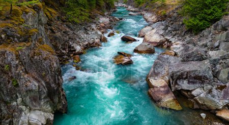 Téléchargez les photos : Rivière dans un canyon des Rocheuses. Colombie-Britannique, Canada. Nature aérienne Contexte. - en image libre de droit