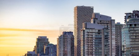 Téléchargez les photos : High-rise Apartment Buildings in Downtown Vancouver, Colombie-Britannique, Canada. Coucher de soleil - en image libre de droit