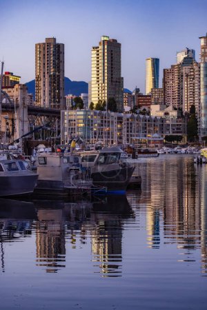 Foto de Edificios de apartamentos de gran altura en el centro de Vancouver, British Columbia, Canadá. Cielo del atardecer - Imagen libre de derechos