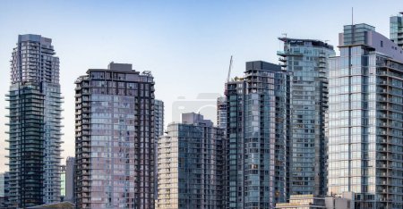 Téléchargez les photos : High-rise Apartment Buildings in Downtown Vancouver, Colombie-Britannique, Canada. Coucher de soleil - en image libre de droit