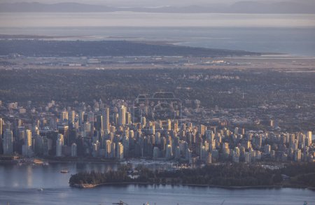 Téléchargez les photos : Centre-ville de Vancouver, Colombie-Britannique, Canada sur la côte ouest de l'océan Pacifique. Soirée ensoleillée. Aérien - en image libre de droit