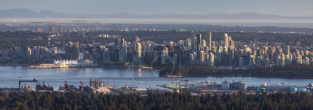 Foto de Centro de Vancouver, Columbia Británica, Canadá en la costa oeste del Océano Pacífico. Tarde soleada. Panorama aéreo - Imagen libre de derechos