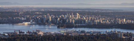 Téléchargez les photos : Centre-ville de Vancouver, Colombie-Britannique, Canada sur la côte ouest de l'océan Pacifique. Soirée ensoleillée. Panorama aérien - en image libre de droit
