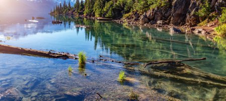 Téléchargez les photos : Lac Glacier avec arbres et paysage montagneux canadien. Lac Garibaldi, Whistler, Colombie-Britannique, Canada. - en image libre de droit