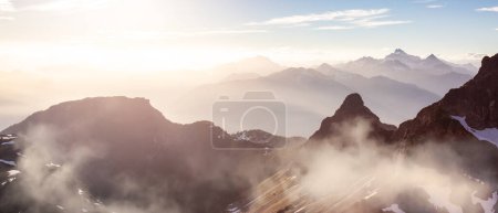 Téléchargez les photos : Paysage aérien de montagne canadien Nature Contexte Panorama. Colombie-Britannique, Canada. - en image libre de droit