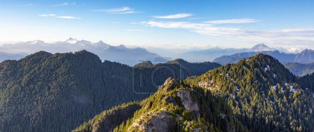 Téléchargez les photos : Paysage aérien de montagne canadien Nature Contexte Panorama. Colombie-Britannique, Canada. - en image libre de droit