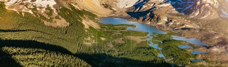 Téléchargez les photos : Paysage aérien des montagnes canadiennes Nature Contexte. Colombie-Britannique, Canada. - en image libre de droit