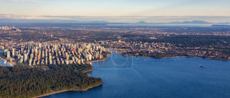 Téléchargez les photos : Centre-ville de Vancouver, Colombie-Britannique, Canada. Vue aérienne sur la côte ouest. Coucher de soleil ensoleillé. - en image libre de droit