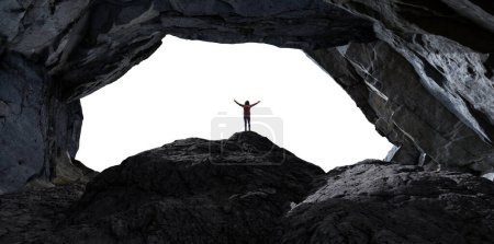 Foto de Mujer aventura excursionista de pie en la cima del pico de la montaña. Recorte de fondo blanco. Renderizado 3d - Imagen libre de derechos