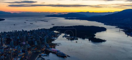 Téléchargez les photos : Vue Aérienne Du Centre-Ville De Vancouver La Nuit Après Le Coucher Du Soleil. Colombie-Britannique, Canada. - en image libre de droit