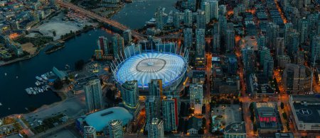 Téléchargez les photos : Vue Aérienne Du Centre-Ville De Vancouver La Nuit Après Le Coucher Du Soleil. Colombie-Britannique, Canada. - en image libre de droit