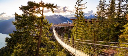 Téléchargez les photos : Pont suspendu dans le paysage montagneux canadien. Sea to Sky à Squamish, Colombie-Britannique, Canada. - en image libre de droit
