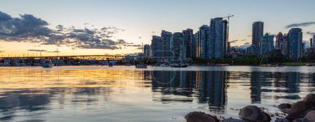 Téléchargez les photos : False Creek au centre-ville de Vancouver, Colombie-Britannique, Canada. Panorama. Coucher de soleil. - en image libre de droit