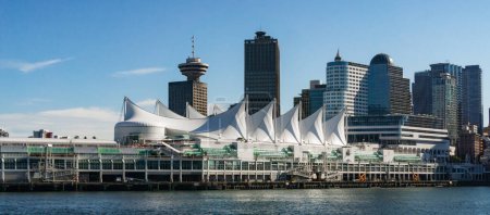 Téléchargez les photos : Place du Canada et belvédère de Vancouver dans le centre-ville de Vancouver, Colombie-Britannique, Canada. Paysage urbain Panorama Arrière-plan. - en image libre de droit