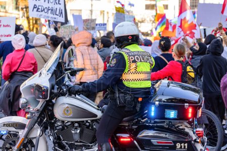 Téléchargez les photos : Centre-ville de Vancouver, BC, Canada - 20 septembre 2023 : La police de Vancouver sur une moto supervisant la manifestation. - en image libre de droit