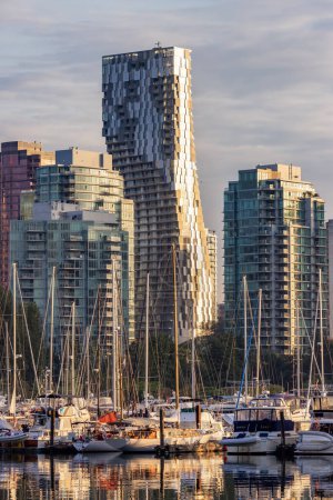 Téléchargez les photos : Centre-ville de Vancouver, Colombie-Britannique, Canada. Bâtiments de Moder City dans le parc Stanley. Coucher de soleil. - en image libre de droit