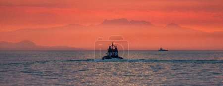 Foto de Barco en la costa oeste del Océano Pacífico. Vancouver, BC, Canadá. Puesta de sol colorida. - Imagen libre de derechos