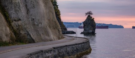 Téléchargez les photos : Seawall in Stanley Park during Dramatic Sunset on West Coast of Pacific Ocean. Downtown Vancouver, BC, Canada. Nature Contexte Panorama - en image libre de droit