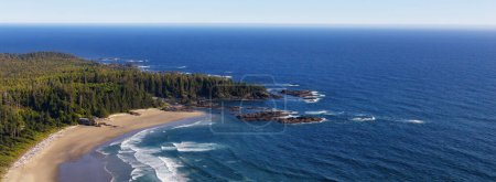 Foto de Playa en la costa del Océano Pacífico en Tofino, Vancouver Island, BC, Canadá. Antecedentes de naturaleza aérea Panorama - Imagen libre de derechos