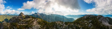 Téléchargez les photos : Paysage montagnard canadien. La saison d'automne. Nature aérienne Arrière-plan. Squamish, C.-B., Canada. - en image libre de droit