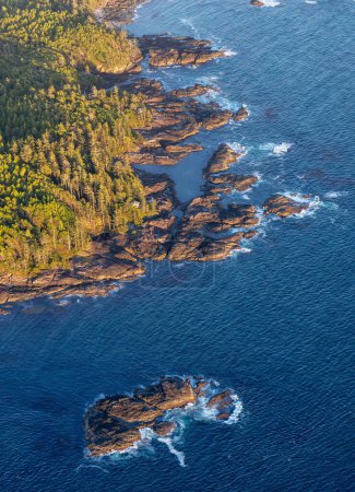 Téléchargez les photos : Plage sur la côte de l'océan Pacifique à Tofino, île de Vancouver, C.-B., Canada. Coucher de soleil. Nature Aérienne Contexte Panorama - en image libre de droit