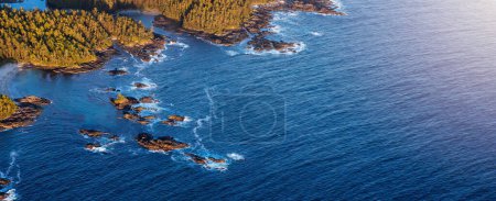Téléchargez les photos : Plage sur la côte de l'océan Pacifique à Tofino, île de Vancouver, C.-B., Canada. Coucher de soleil. Nature Aérienne Contexte Panorama - en image libre de droit