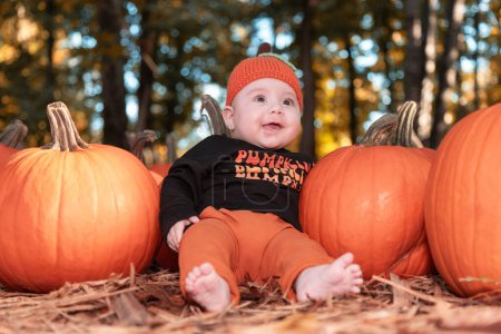 Foto de Bebé niño pequeño sentado con calabazas fuera en temporada de otoño. Columbia Británica, Canadá. - Imagen libre de derechos