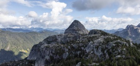 Téléchargez les photos : Rocky Mountain Landscape in British Columbia, Canada. Saison ensoleillée d'automne nuageux. Nature Contexte - en image libre de droit