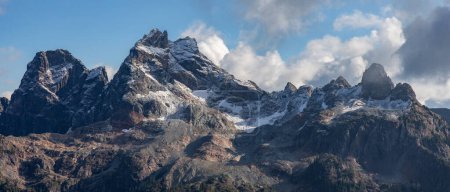 Téléchargez les photos : Rocky Mountain Landscape in British Columbia, Canada. Saison ensoleillée d'automne nuageux. Nature Contexte Panorama - en image libre de droit