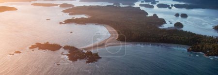 Téléchargez les photos : Rocky Shore on the Pacific Ocean Coast in Tofino, Vancouver Island, BC, Canada. Coucher de soleil. Nature Aérienne Contexte Panorama - en image libre de droit