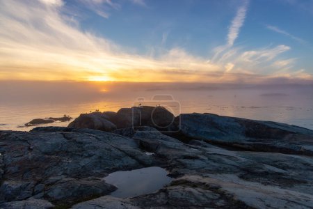 Téléchargez les photos : Rocky Shore sur la côte de l'océan Pacifique. Foggy Sunset. Victoria, île de Vancouver, C.-B., Canada. Nature Contexte. - en image libre de droit