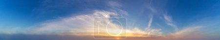 Téléchargez les photos : Nuageux Paysage nuageux lors de l'éternel drame sur la côte ouest de l'océan Pacifique. Colombie-Britannique, Canada. Sunset Sky. Panorama - en image libre de droit