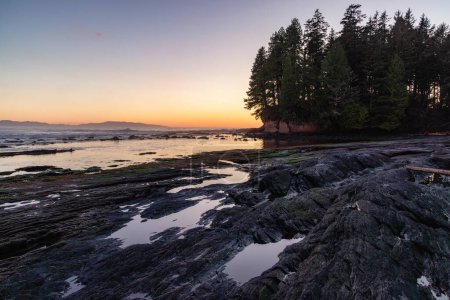Foto de Rocky Shore en la costa del Océano Pacífico. Sunny Sunset. Botanical Beach, Port Renfrew, Vancouver Island, BC, Canadá. Antecedentes - Imagen libre de derechos