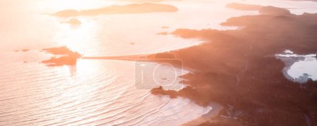 Téléchargez les photos : Rocky Shore on the Pacific Ocean Coast in Tofino, Vancouver Island, BC, Canada. Coucher de soleil. Nature Aérienne Contexte Panorama - en image libre de droit