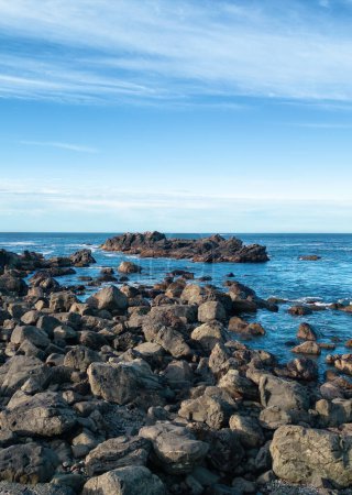 Téléchargez les photos : Rocky Shore sur la côte de l'océan Pacifique. Coucher de soleil ensoleillé. Île de Vancouver, C.-B., Canada. Nature Contexte. - en image libre de droit