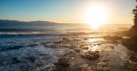 Téléchargez les photos : Rocky Shore sur la côte de l'océan Pacifique. Coucher de soleil ensoleillé. Île de Vancouver, C.-B., Canada. Nature Contexte. Coucher de soleil - en image libre de droit