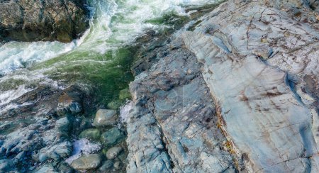 Foto de Rocas junto al río en el paisaje natural canadiense. Antecedentes Vancouver Island, BC, Canadá. - Imagen libre de derechos