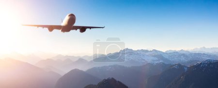 Foto de Avión comercial volando sobre el paisaje montañoso canadiense. Avión de renderizado 3d. Concepto de viaje. - Imagen libre de derechos