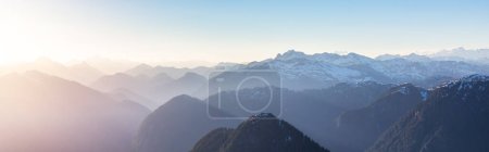 Foto de Paisaje montañoso canadiense. Vista panorámica aérea. Sunny Sunset. Cerca de Vancouver, Columbia Británica, Canadá. - Imagen libre de derechos