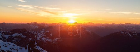 Foto de Colorido atardecer sobre el paisaje rocoso de la montaña. Canadian Nature Aerial Background (en inglés). Vancouver Island, BC, Canadá. - Imagen libre de derechos
