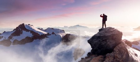 Téléchargez les photos : Adventure Man au sommet de Rocky Mountain Cliff. Paysage montagneux canadien aérien de la Colombie-Britannique en arrière-plan. Pic de rendu 3d. - en image libre de droit