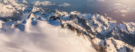 Téléchargez les photos : Paysage montagnard canadien. Vue panoramique aérienne. Coucher de soleil ensoleillé. Près de Vancouver, Colombie-Britannique, Canada. - en image libre de droit