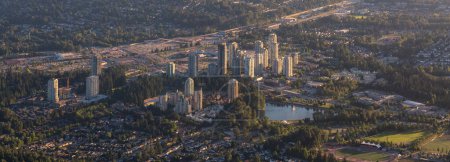 Téléchargez les photos : Centre-ville de Coquitlam ville aérienne. Soirée ensoleillée. Région métropolitaine de Vancouver, BC, Canada. - en image libre de droit