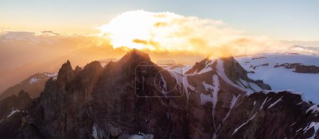 Téléchargez les photos : Paysage montagnard canadien. Vue panoramique aérienne. Coucher de soleil ensoleillé. Squamish, Colombie-Britannique, Canada. - en image libre de droit